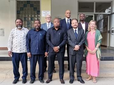 Vor dem Ministerium für Bildung und Berufsbildung in Sansibar, Tansania. Mit Botschafter Dr. Christian Fellner und MMag. Edith Predorf (AußenwirtschaftsCenter Nairobi).