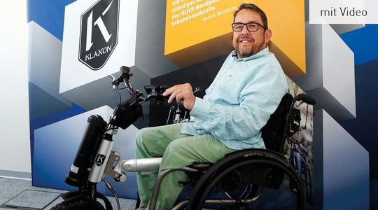 Mann im Rollstuhl mit Klaxon Handbike