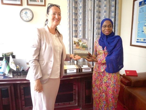Prokuristin Mag. Theresa Wutz mit der Bildungsministerin von Sansibar, Tansania