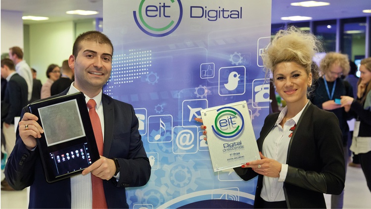 Die BLITAB Preisträger des EIT Digital Wellbeing in the Neatherlands Preises mit ihrem Produkt