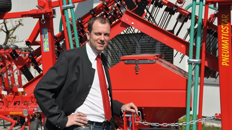 © Einböck GmbH & Co KG Vertriebsleitung / CMO Martin Wagner vor einer landwirtschaftlichen Maschine