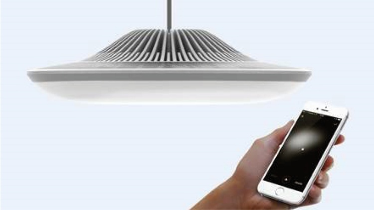 © Luke Roberts GmbH smarte Design Leuchte und Hand mit Smartphone