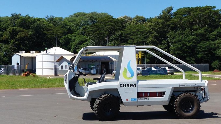 © Spirit Design - Innovation and Brand GmbH Arbeitsfahrzeug „CH4PA“ vor der Biogas und Biomethan Demonstrationsanlage UD CIBiogás in Itaipu