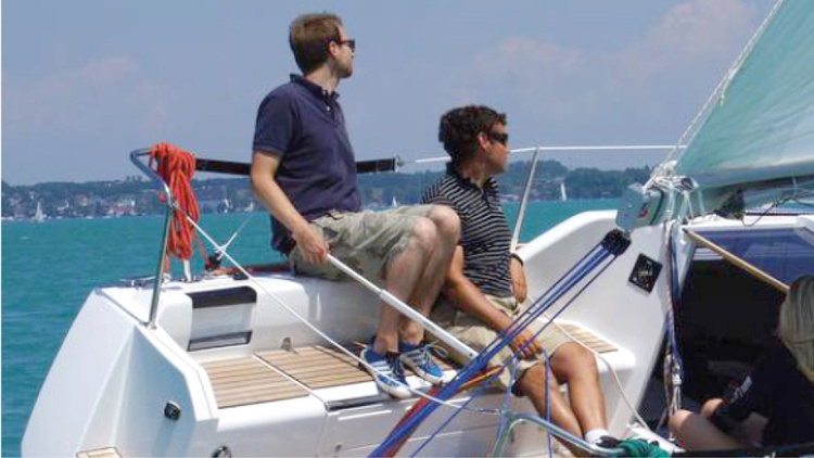 © Aquamot GmbH Zwei Männer auf einem Boot mit Aquamot Motor.