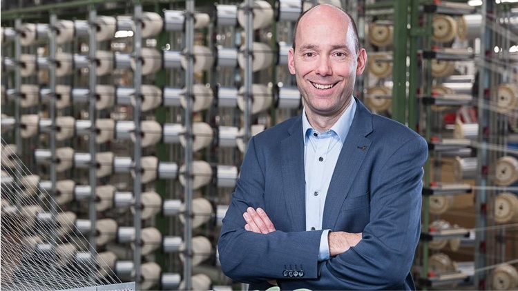 © Bandex Textil & Handels GmbH Geschäftsführer Martin Grübener hinter einer Textilmaschine