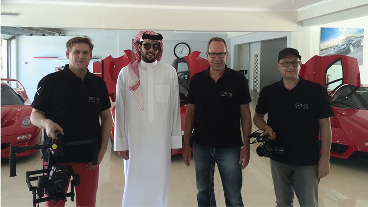 © GPIXS GmbH Andreas Breitschädel mit seinem Team bei Scheich Mohammed Khalid Abdul Rahim in einem Raum mit Sportwagen