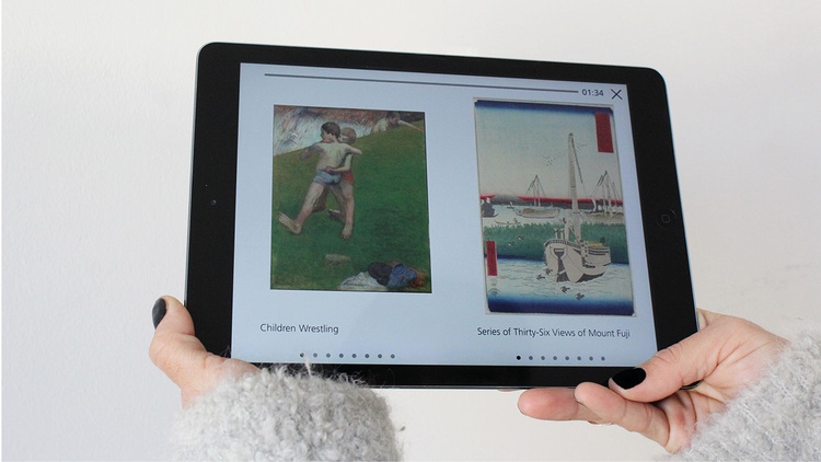 Tablet mit geöffnetem multimedialen Ausstellungsguide