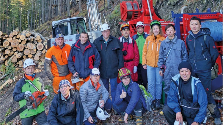 Gruppenfoto vor einem Seilkran