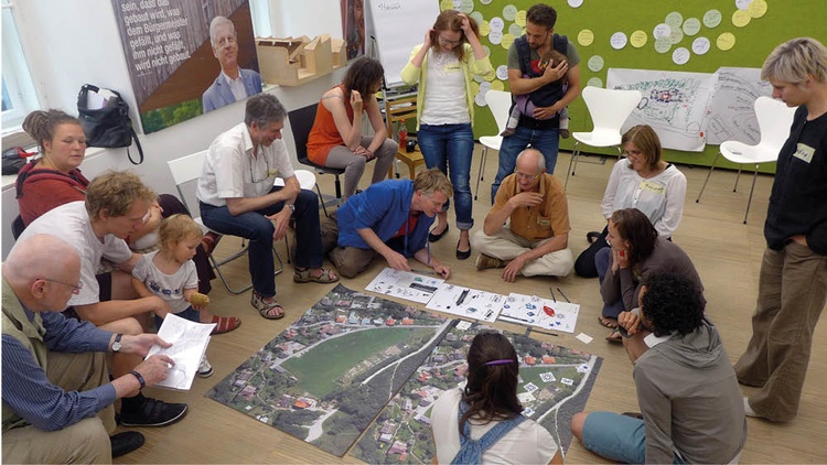 © nonconform Baugruppenwerkstatt: Eine größere Gruppe bespricht Pläne