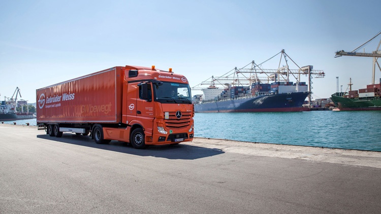 Gebrüder Weiss LKW im Frachthafen