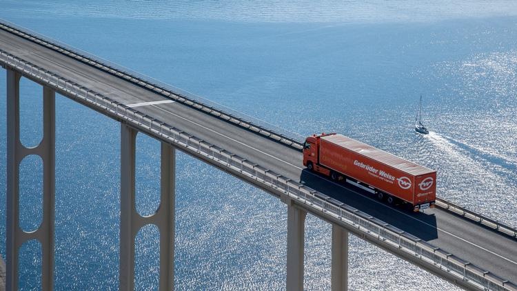 Gebrüder Weiss LKW auf Brücke