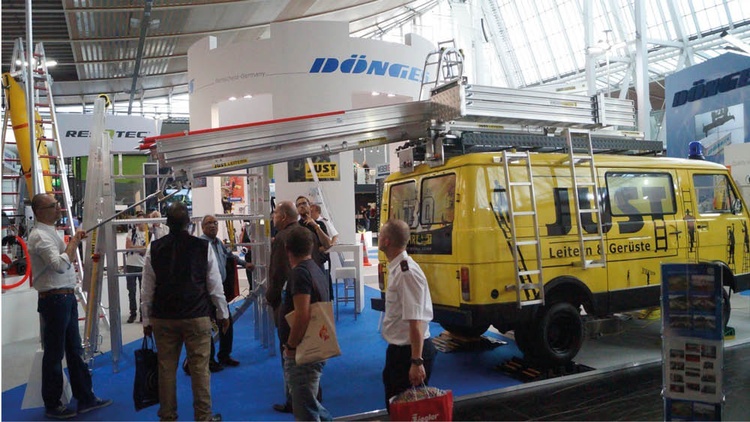 Messestand mit einem Kleinbus auf dem Leitern montiert sind