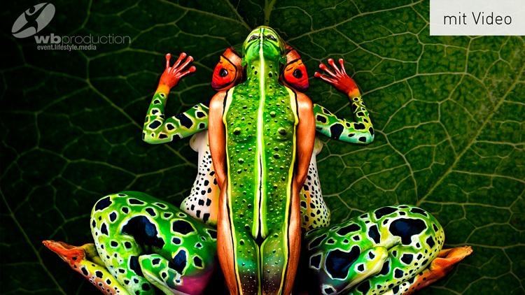 © WB Production GmbH mit Bodypainting bemalte Menschen formen das Bild eines Frosches