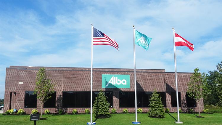 Fahne mit dem Logo der Alba tooling & engineering GmbH vor einem Backsteingebäude